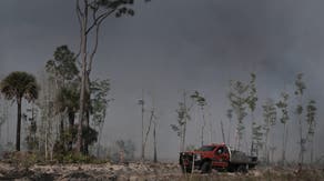 Volunteer firefighter dies while fighting large wildfire in Florida