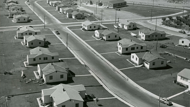 Communities for workers at Richland, Washington, amid the operations of the Manhattan Project.