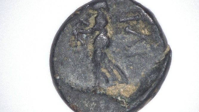 Bronze coin with the image of Athena Ilios on the reverse. Origin: Ilion. 3rd century BC.