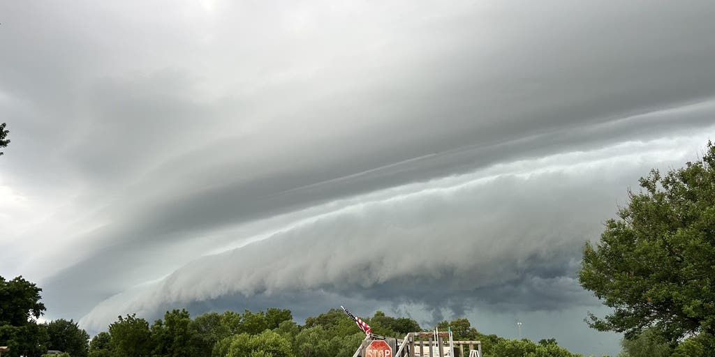 Man killed by falling tree in Des Moines, Iowa, during severe weather outbreak