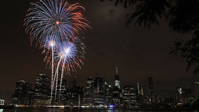 NEW YORK, NY - JULY 04: A general overview of the 39th annual Macy's 4th of July fireworks on July 4, 2015 in New York City. 