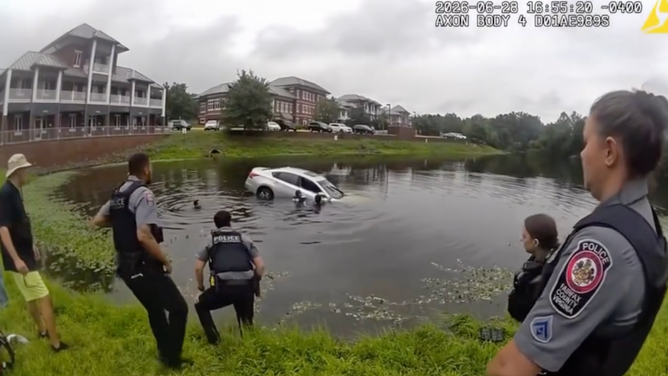 Firefighter shatter window to reach trapped driver