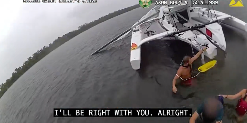 Video: 2 boaters rescued after catamaran crashes into piling, snaps mast near Florida bridge