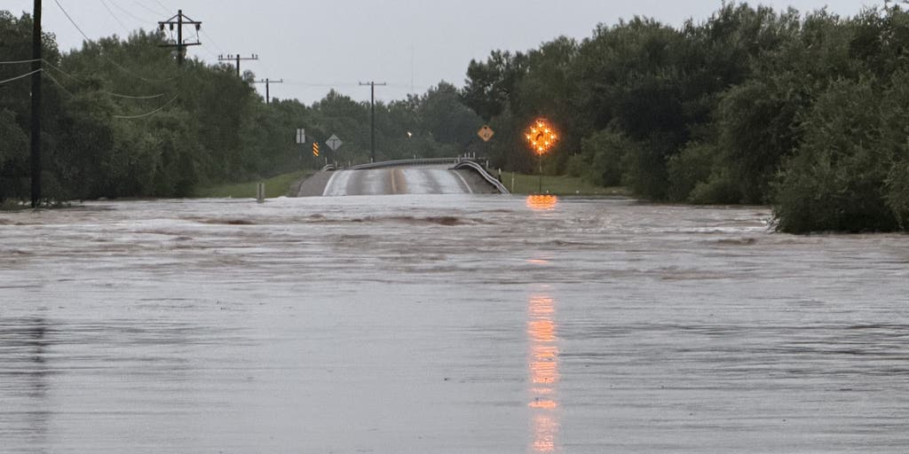 2 dead as catastrophic flooding paralyzes communities while waves race down Texas Hill Country rivers