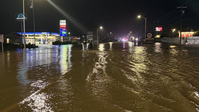 Les premiers intervenants travaillent dans les eaux de crue lors d'une inondation d'urgence à Uvalde, au Texas, le jeudi matin 16 juillet 2026.