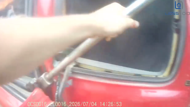 The deputy uses a pry bar to try and get the door open.