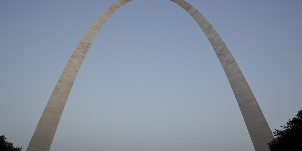 Iconic Gateway Arch goes dark to help millions of migrating birds navigate the night