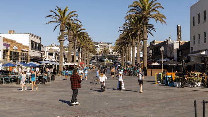 LOS ANGELES, USA - OCTOBER 11: Promenade of Manhattan Beach on October 11, 2025 in Los Angeles, USA.