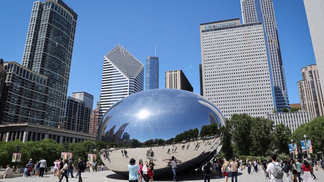 02 June 2026, USA, Chicago: Numerous tourists and visitors stand around the Cloud Gate sculpture in Chicago's Millennium Park. On June 6, the German national team plays its last test match against the USA in Chicago before the start of the World Cup.