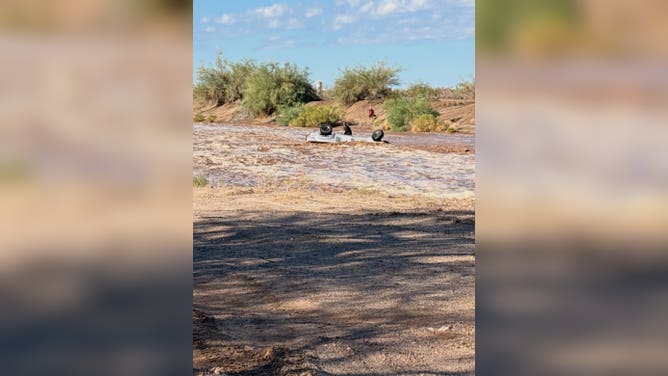 Car becomes stuck in heavy floodwaters in Arizona.